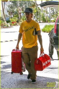 justin-bieber-hailey-baldwin-plane-june-2018-miami-02.thumb.jpg.a564f62b95a85cd34cb818c3e0add2e2.jpg