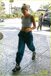 justin-bieber-hailey-baldwin-plane-june-2018-miami-05.thumb.jpg.0747caac88e9cffa0c4a5256f40f00c1.jpg