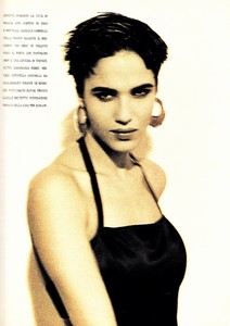 marie_claire_italia_march_1990_29.thumb.jpg.a5bce3672e753dc20198a9d34694814e.jpg