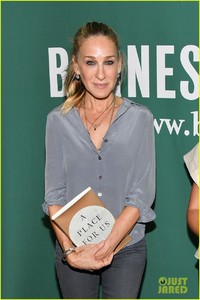 sarah-jessica-parker-barnes-noble-june-2018-02.jpg