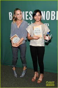 sarah-jessica-parker-barnes-noble-june-2018-06.jpg