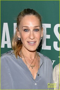 sarah-jessica-parker-barnes-noble-june-2018-07.jpg