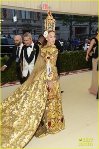 sarah-jessica-parker-is-a-golden-goddes-at-met-gala-2018-01.thumb.jpg.83a9147c5941dcbf2882af1b17293202.jpg