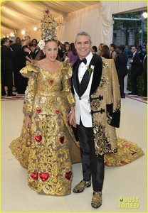 sarah-jessica-parker-is-a-golden-goddes-at-met-gala-2018-02.thumb.jpg.c8debd07018f5e4e0c819764f450558d.jpg