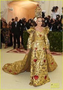 sarah-jessica-parker-is-a-golden-goddes-at-met-gala-2018-03.thumb.jpg.70b3de1d676e0512986b576eeef6a774.jpg