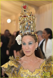 sarah-jessica-parker-is-a-golden-goddes-at-met-gala-2018-04.thumb.jpg.b98fbb89aa3e6de02be10bc921a5c25f.jpg