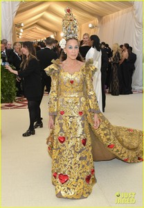 sarah-jessica-parker-is-a-golden-goddes-at-met-gala-2018-08.jpg