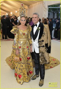 sarah-jessica-parker-is-a-golden-goddes-at-met-gala-2018-10.jpg