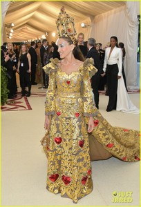 sarah-jessica-parker-is-a-golden-goddes-at-met-gala-2018-11.jpg