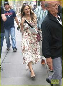 sarah-jessica-parker-today-show-01.thumb.jpg.262499038cbfca5118f3bf366806518c.jpg