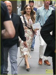 sarah-jessica-parker-today-show-04.thumb.jpg.2f8a5b99f9bd7bf7500bea95785f9193.jpg