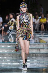 versace-m-rs19-3337.thumb.jpg.852e7bf75af03bb44896c53e9f086a0b.jpg