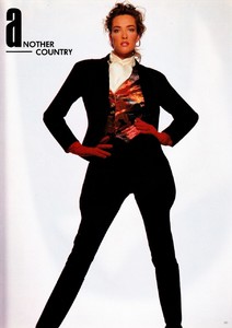 vogue_uk_nov_1988_16.thumb.jpg.262828f1a3de18e3e7b02da098c05625.jpg