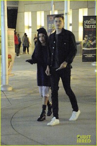 zoe-kravitz-karl-glusman-step-out-for-date-night-in-la-01.thumb.jpg.be4d614faf48459e787504f1f4ec1610.jpg