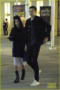 zoe-kravitz-karl-glusman-step-out-for-date-night-in-la-03.thumb.jpg.5aa5a4f3648c7cfbdf595adcbe090ef4.jpg