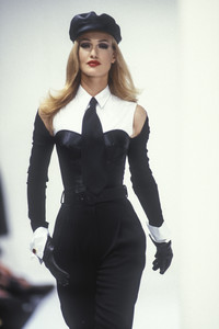 1099987384_DolceGabbana1992WomenRTW91.thumb.jpg.96cd9963e77abbf2b187a0bd150dad3e.jpg