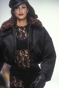 1132891019_DolceGabbana1992WomenRTW21.thumb.jpg.8a6fd183c5c36a41cef01f7ad8209e7e.jpg