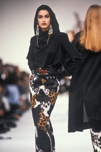 1208114333_YvesSaintLaurent1990WomenRTW207.thumb.jpg.576296dcbb1f12b9af538a6ff425f028.jpg