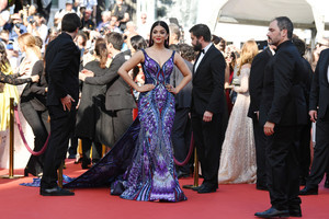 Aishwarya+Rai+Girls+Sun+Les+Filles+Du+Soleil+9AF_yOQ5H35x.jpg