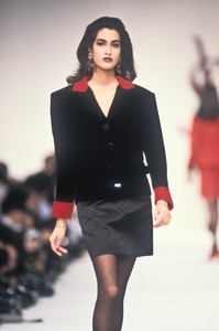 1726120362_YvesSaintLaurent1990WomenRTW20.thumb.jpg.01c274c9837c6fc75e1bf7ca0e3c9f79.jpg