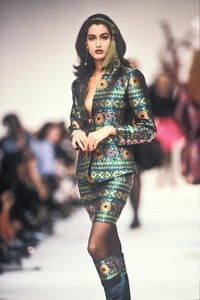 1900857657_YvesSaintLaurent1990WomenRTW3.thumb.jpg.2c080c4ec693f0261543de1781995af7.jpg