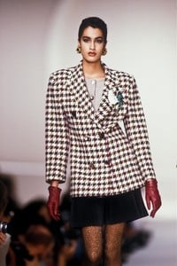 2008322249_Valentino1990WomenRTW48.thumb.jpg.ae134f129ba175f25f05e538efb5f01c.jpg