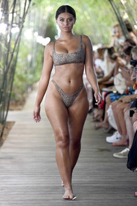 2081675801_StoneFoxSwimFall2018RunwayParaisoFashionWfKtnKuwCL3l.thumb.jpg.d7f2da41383606125b5ae7a48536e07b.jpg