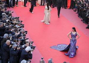 Aishwarya+Rai+Girls+Sun+Les+Filles+Du+Soleil+_HR-2FoA8Uqx.jpg