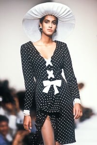 2146019873_Valentino1990WomenRTW111.thumb.jpg.fdea4e8e5f6ac2571bb890acae133c70.jpg