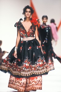 407620343_Valentino1990WomenRTW149.thumb.jpg.d8b1fcadec68da7fe3ce04065f8ca882.jpg