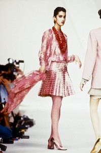 458267452_Valentino1990WomenRTW111.thumb.jpg.7dffb3c1260c42cb3927927fe9e6c382.jpg