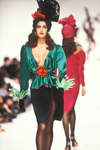 603399800_YvesSaintLaurent1990WomenRTW186.thumb.jpg.11168f259d9c139e63f070c7d02228f4.jpg