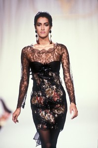 647574722_Valentino1990HauteCouture51.thumb.jpg.d2c2177004de4c6da1e82152bf64675d.jpg