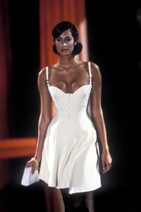 657050999_Versace1995WomenRTW12.thumb.jpg.64ecbc6962ea77811496c3a2ee8418b2.jpg