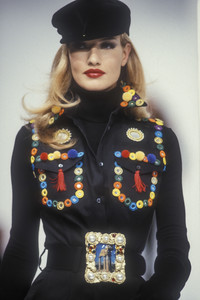 679470612_DolceGabbana1992WomenRTW39.thumb.jpg.a4dc38734dc4b9c00ee91d79e51b11eb.jpg