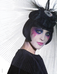 Bailey_Vogue_Italia_November_1985_19.thumb.png.ac19003c9a9bf0665ffbd5e87461863c.png