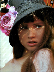 Barbieri_Vogue_Italia_March_1985_14.thumb.png.3b79d88977a397596257700e35a68359.png