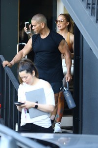 jennifer-lopez-in-leggings-and-sports-bra-leaves-a-gym-in-brentwood-07-09-2018-3.jpg