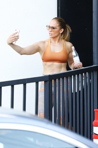 jennifer-lopez-in-leggings-and-sports-bra-leaves-a-gym-in-brentwood-07-09-2018-5.jpg