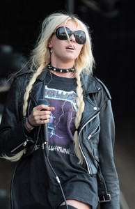 taylor-momsen-performs-on-stage-in-saint-petersburg-06.jpg