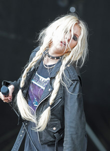 taylor-momsen-performs-on-stage-in-saint-petersburg-10.jpg