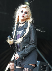 taylor-momsen-performs-on-stage-in-saint-petersburg-11.jpg