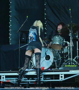 taylor-momsen-performs-on-stage-in-saint-petersburg-12.jpg