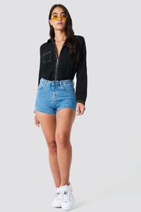 trendyol_raw_cutted_denim_shorts_1494-000768-0003_04c_r1.jpg