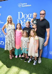 Tori+Spelling+Premiere+LD+Entertainment+Dog+zXGf0FjIJZMx.jpg