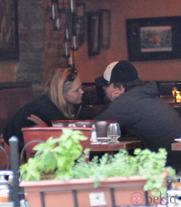 30776_erin-heatherton-leonardo-dicaprio-disfrutando-comida-nueva-york.jpg