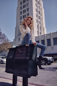 Stella-Maxwell-7-For-All-Mankind-Fall-2018-Campaign02.thumb.jpg.bad9751c67458c6fae2058ece2ab905a.jpg