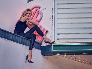 Stella-Maxwell-7-For-All-Mankind-Fall-2018-Campaign07.thumb.jpg.9ef27f26c025135ea7509d0c4e060421.jpg