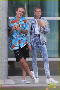 hailey-baldwin-wears-denim-outfit-to-church-with-justin-bieber-02.jpg