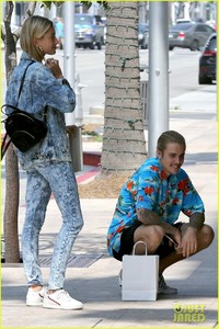 hailey-baldwin-wears-denim-outfit-to-church-with-justin-bieber-29.jpg